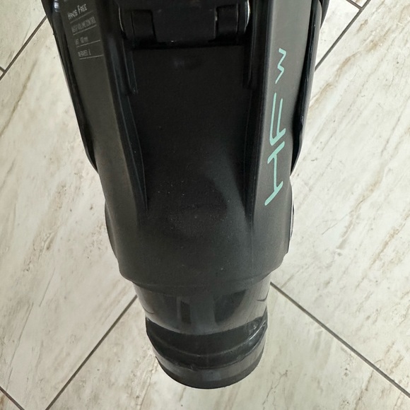 Top NOTCH Womans ski set up!! practically new bought jan2024!! Max 28hrs of use - Picture 4 of 16